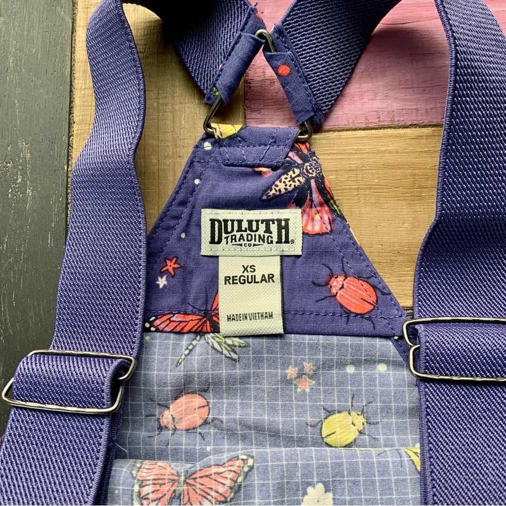 NWT XS Duluth Heirloom Gardening Convertible Bib Overalls Indigo Backyard Bugs - Picture 8 of 13